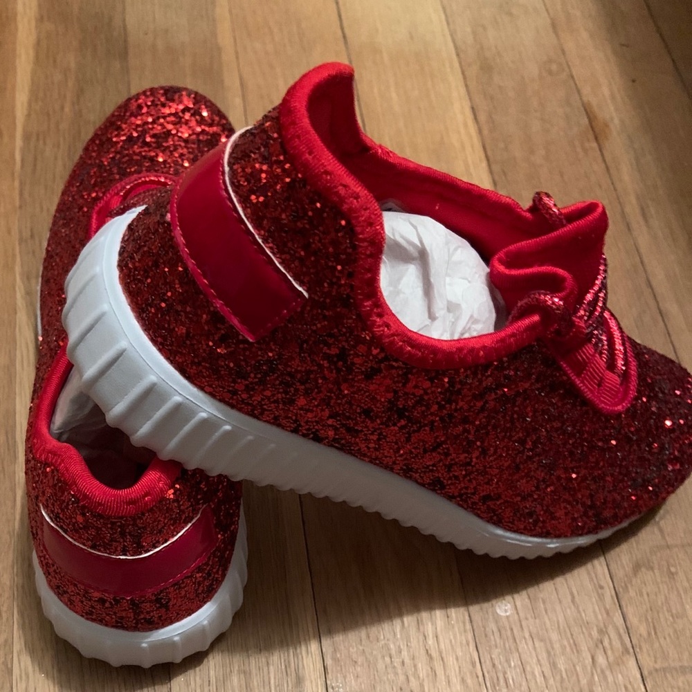 NWT Red sparkly sneakers size 7 🥰